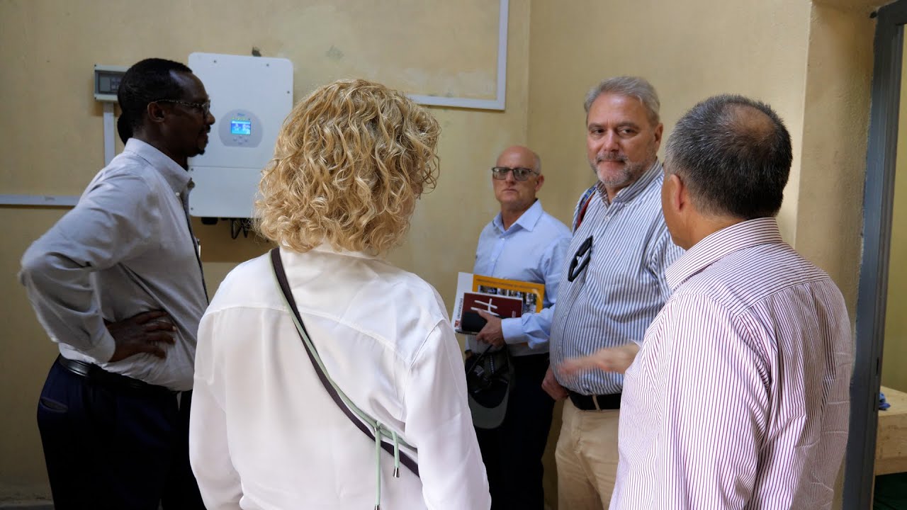 UMH TV - Instalación de placas solares en el hospital de Nemba (Ruanda)
