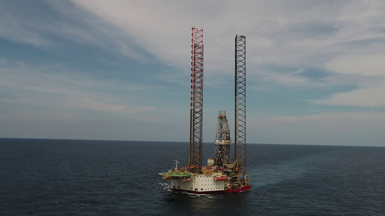 Jack up rig on tow