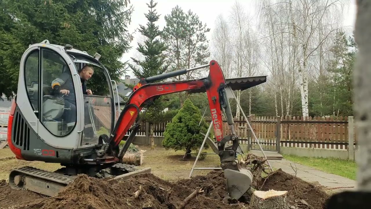 Wyrywanie korzeni na działce Minikoparka