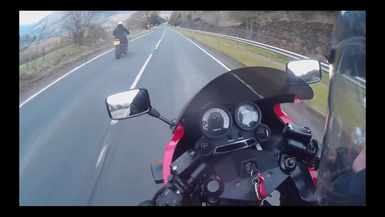 Kawasaki GPZ900R VS Yamaha MT09