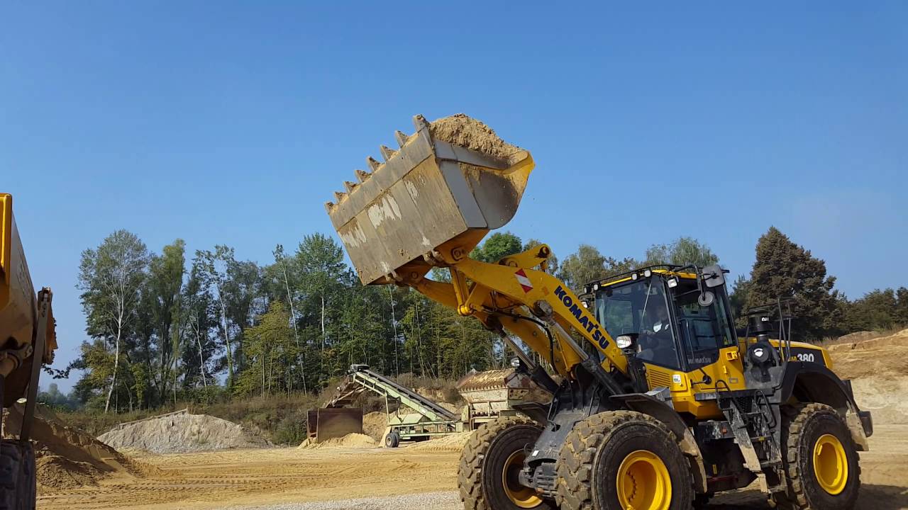Komatsu WA 380-8 beim Beladen von Wasserkies