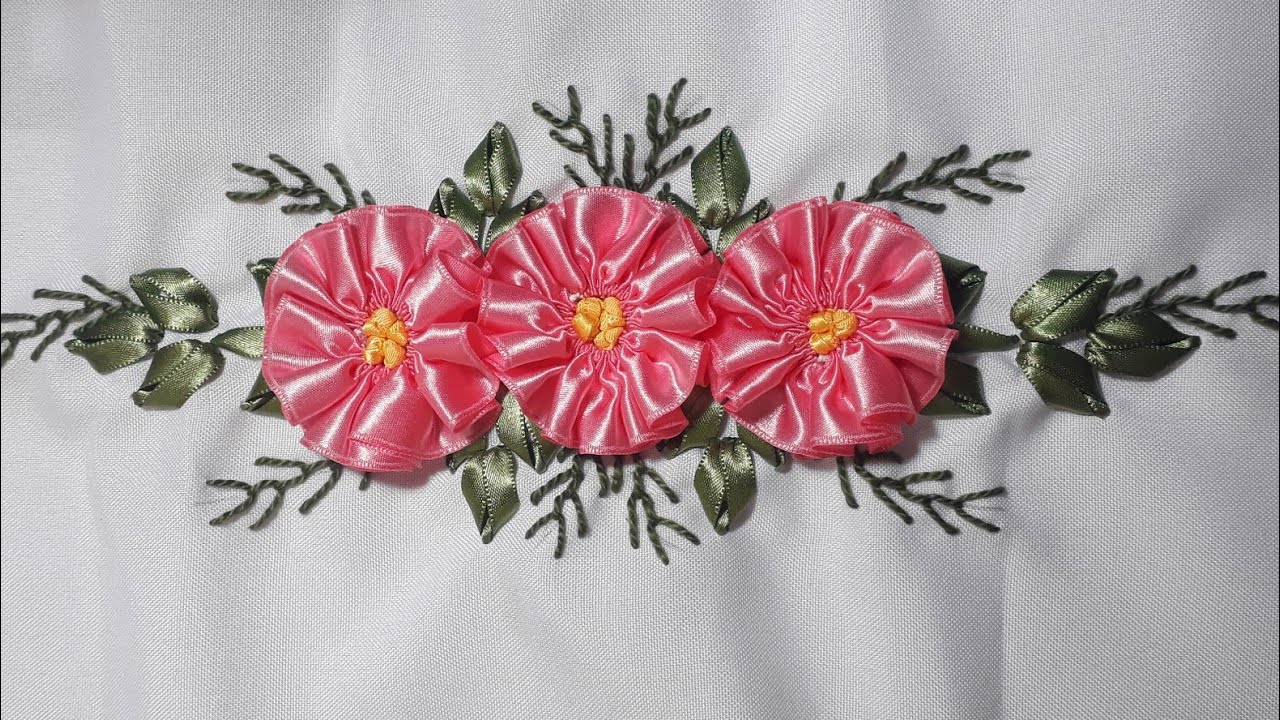 Flor fácil, linda e rápida de cetim, para aplicação em toalhas, tiaras.
Modelo 2