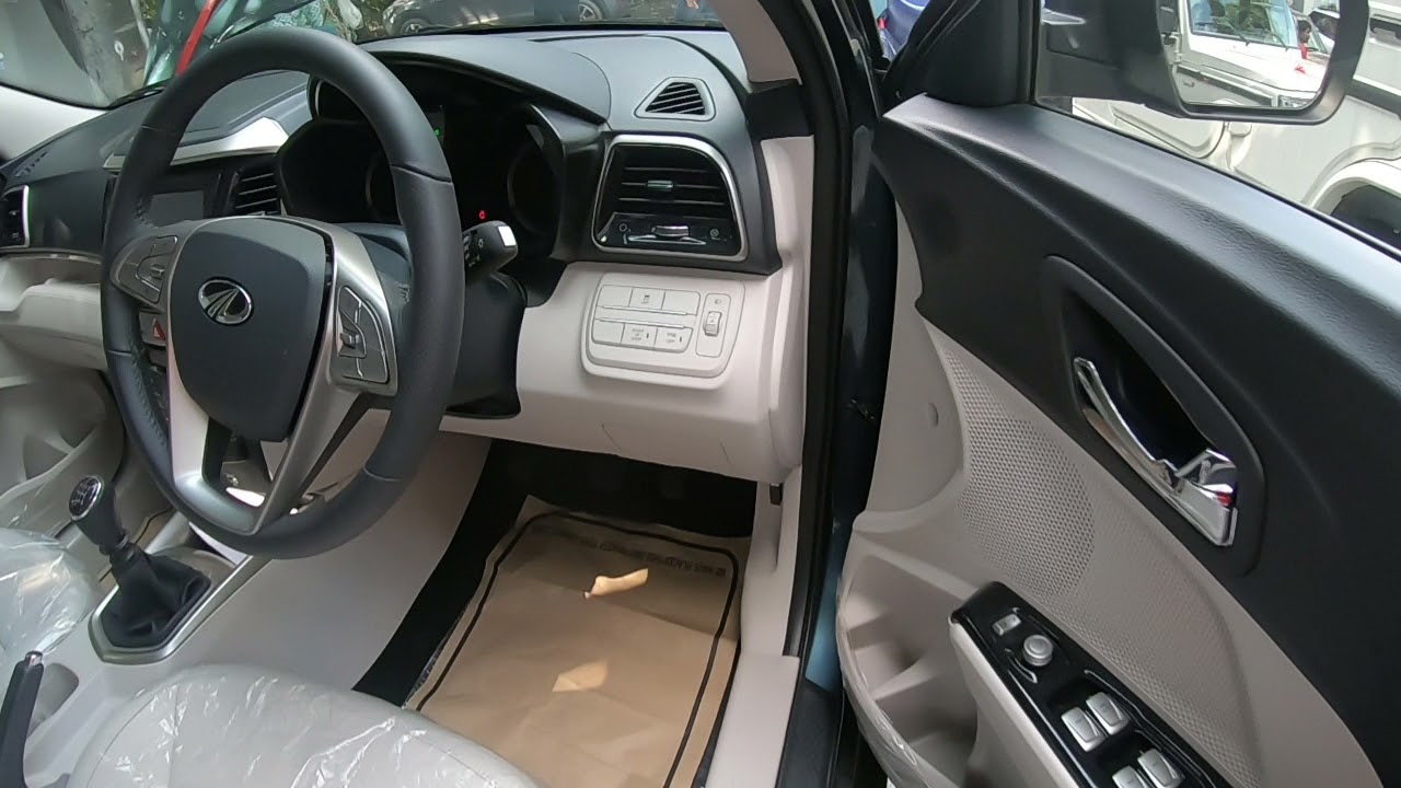 2021 Mahindra XUV 300 W8 Review | Mahindra XUV300 W8 Walkaround | Interior & Exterior