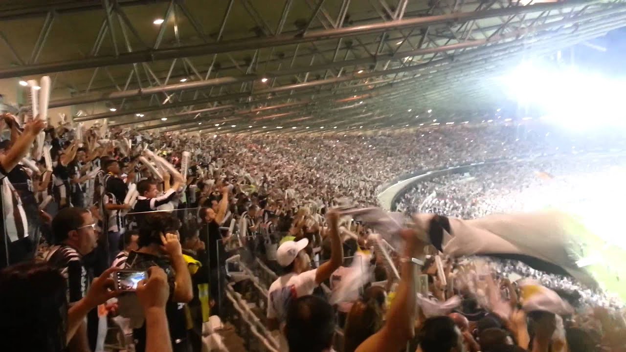 Torcida Galo cantando hino final libertadores