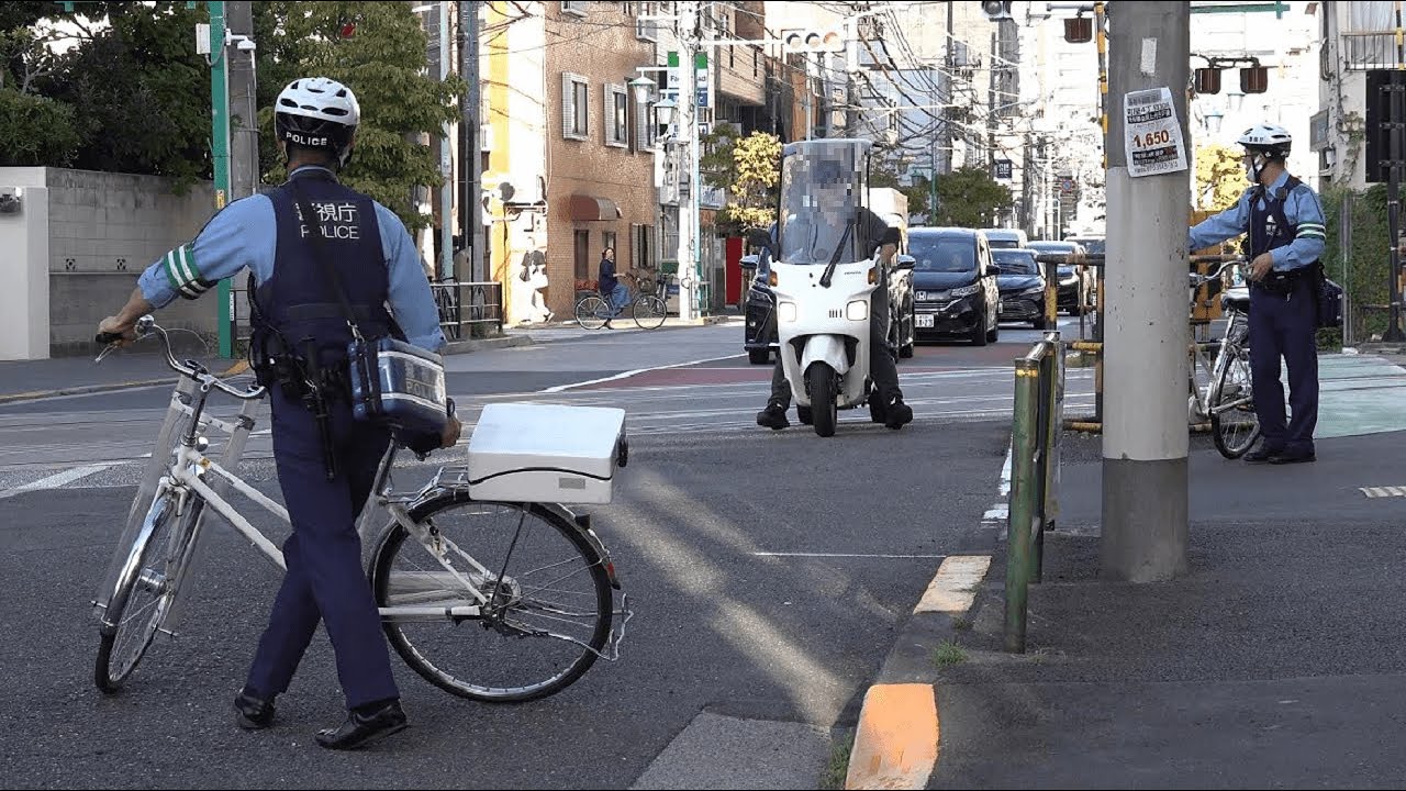 運転手さん、もう遅いって！警察官が呆れて笑う中、踏切にノーブレーキで突入した三輪バイクの運転手が後続車の迷惑も顧みず奇想天外な行動に出たｗｗｗ