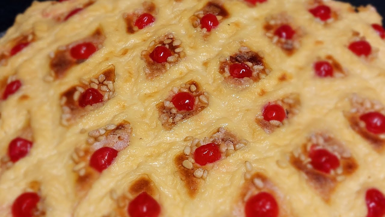 COCA DE SAN JUAN rellena de crema y piñones.
