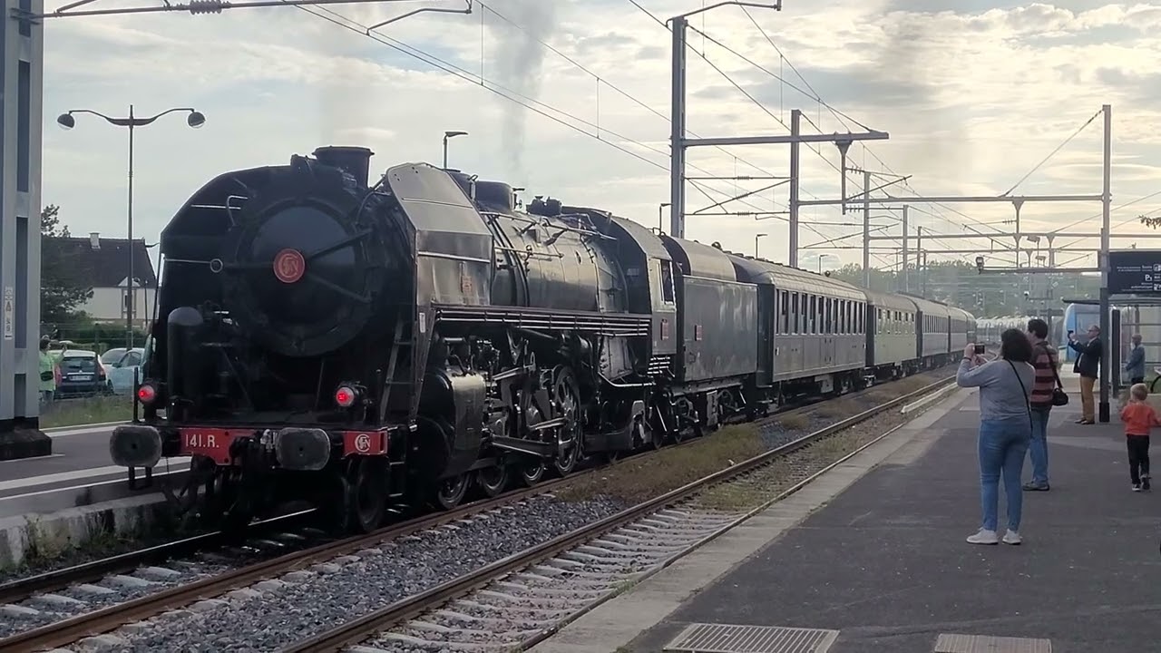 Départ d'une locomotive à vapeur à Provins