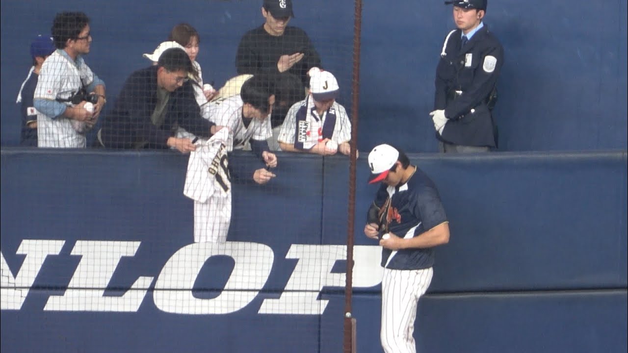 大谷翔平　優しいファンサービス！！投球練習後に客席の少年を呼び、ボールにサインする！（2026/3/2）