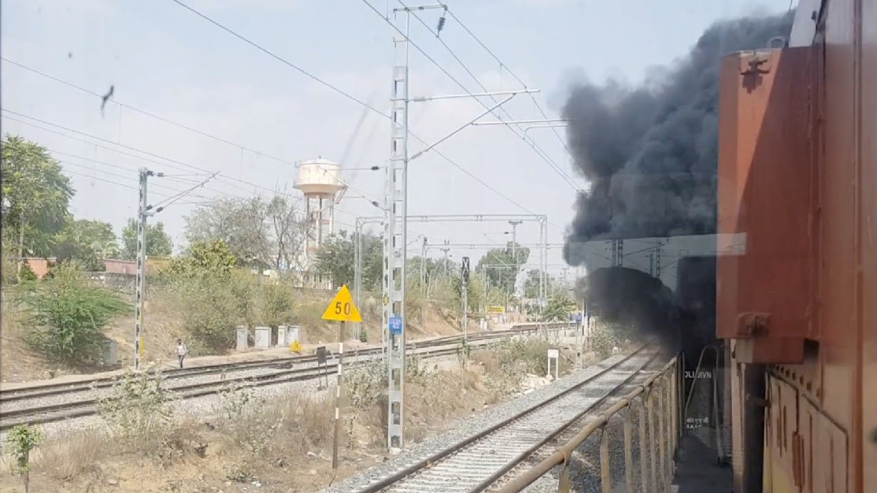 देखिए WDFC में नीम का थाना रेलवे स्टेशन के पास कैसे गुजरा WDG 3A लोकोमोटिव || News Station