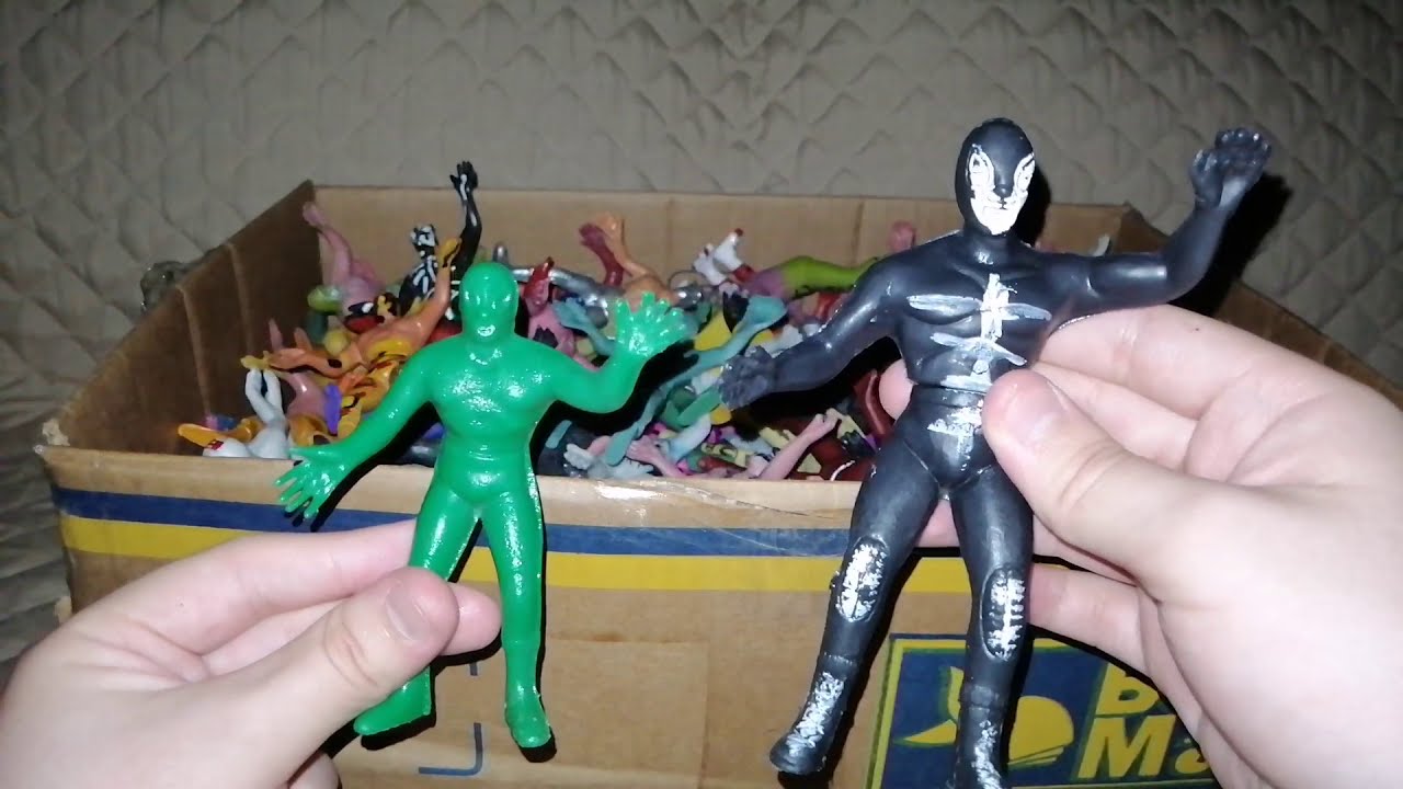 Figuras de luchadores de plástico, platicando un poco de la tradición mexicana (13+)