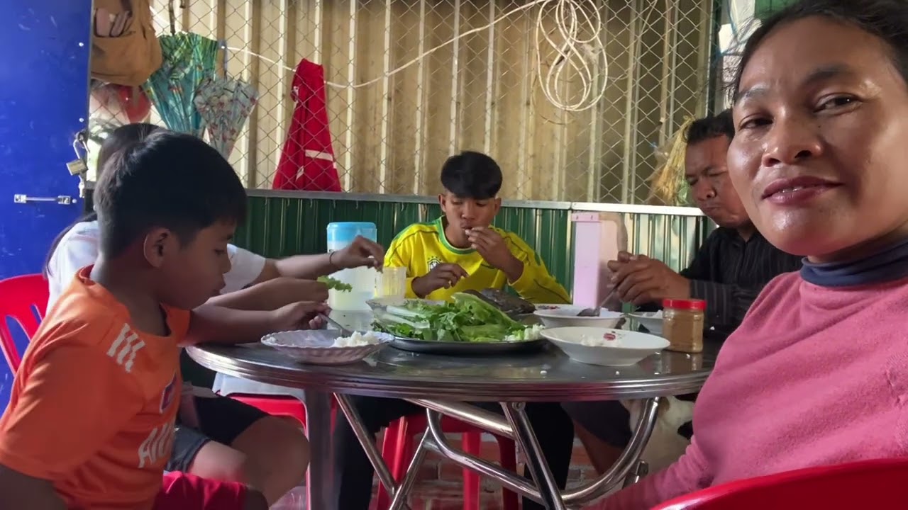 រៀបចំជីកដីធ្វើរបងដាក់លួស់ Prepare to dig the ground to make a wire fence.