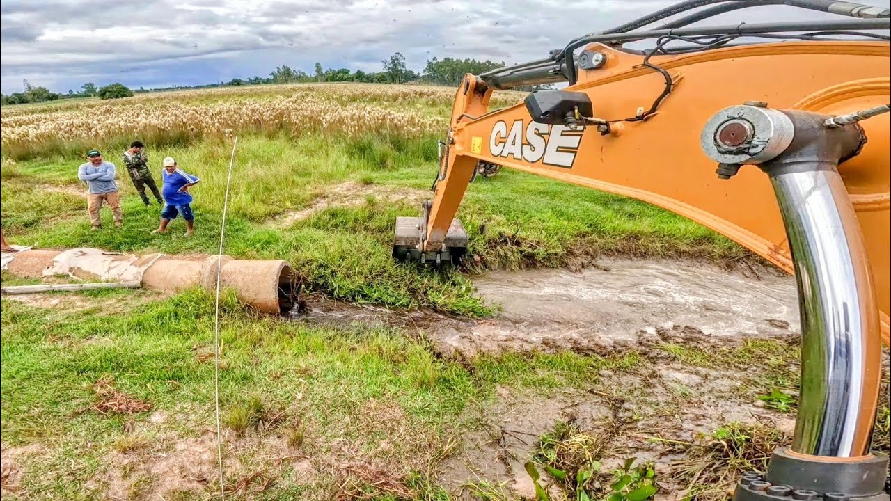 Serviço de Escavadeira hidráulica // Limpando Vala no Sítio⚠️