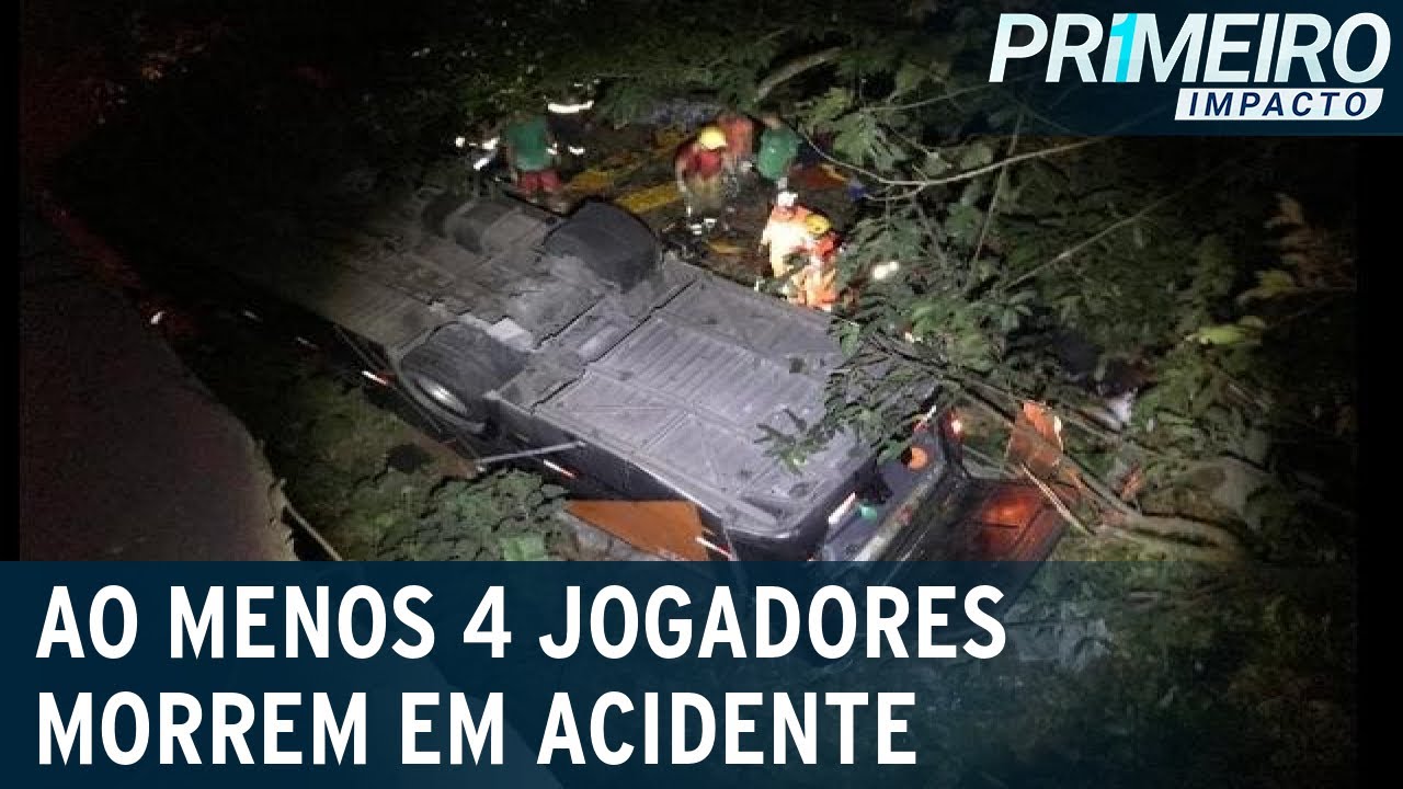 Acidente com ônibus de time de futebol deixa pelo menos 4 mortos | Primeiro Impacto (30/01/23)