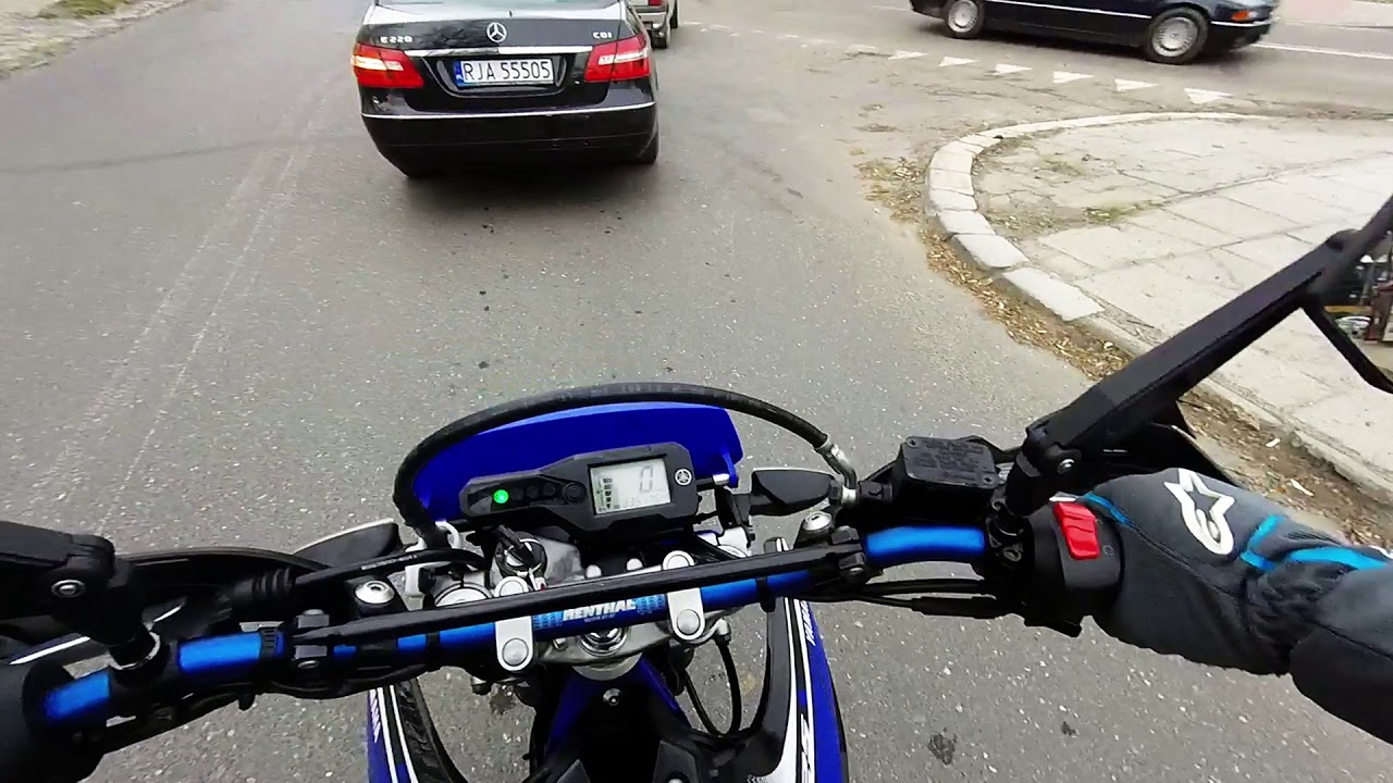 Yamaha wr125 driving around the city and sound Arrow