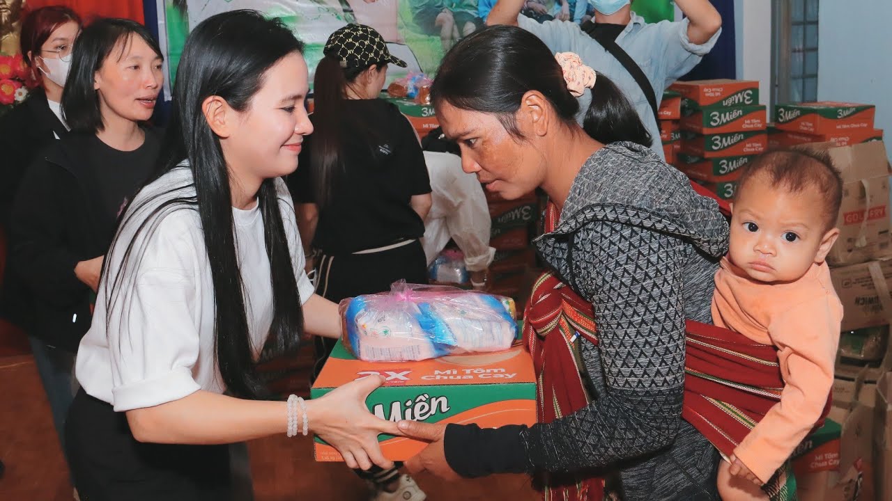 Quỳnh Trang Thay Mẹ Nhung Làm Việc Ý Nghĩa Này Đến Với Bà Con Tại Huyện Chư Sê - Gia Lai