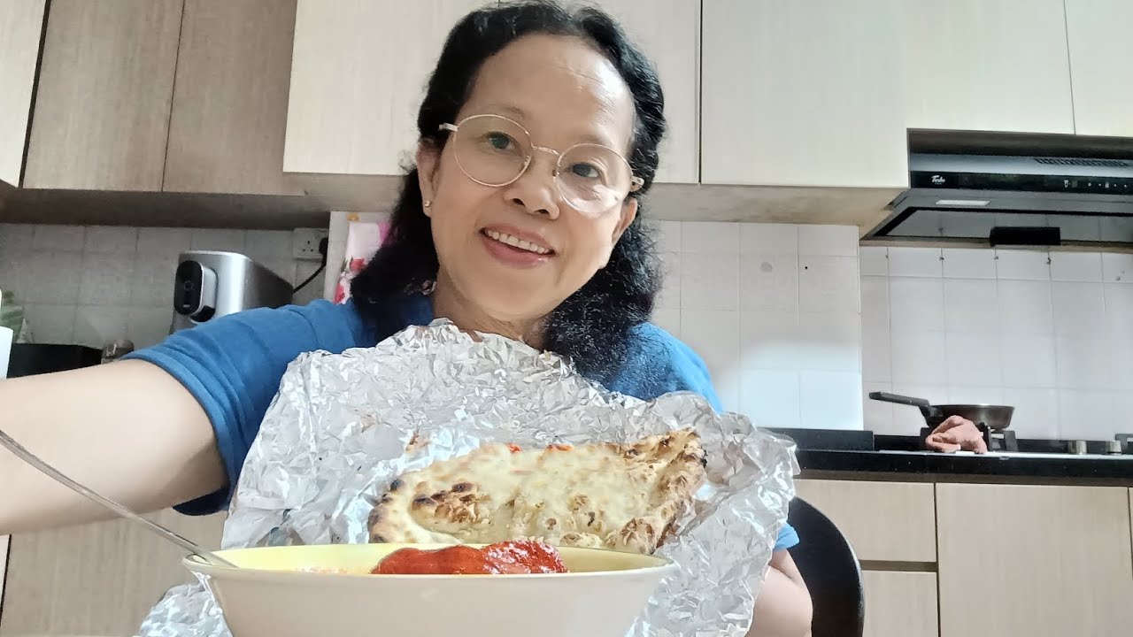 EATING INDIAN ROTI PRATA IT'S YUMMY/Marvels15 Vlog