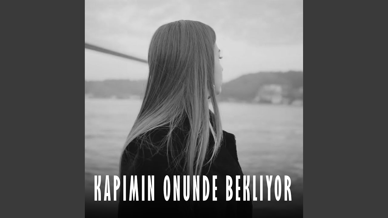 Kapımın önünde bekliyor