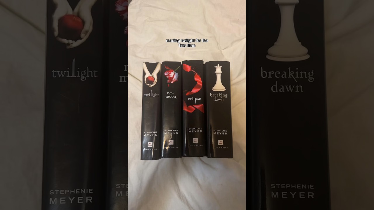 filming a reading vlog for this 👀 #book #reading #twilight #stepheniemeyer #bookrecs #booktokbooks