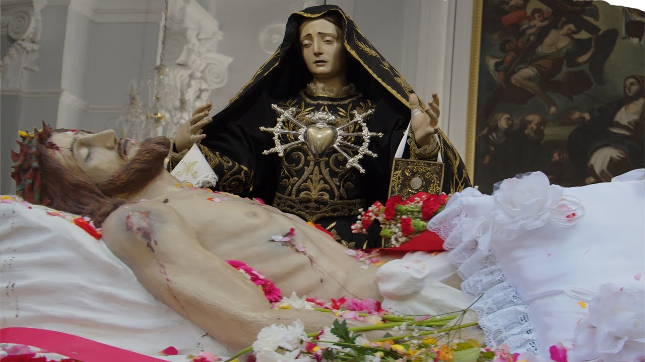 Pagani rinnova l’antica tradizione della processione del Cristo Morto e della Vergine Addolorata