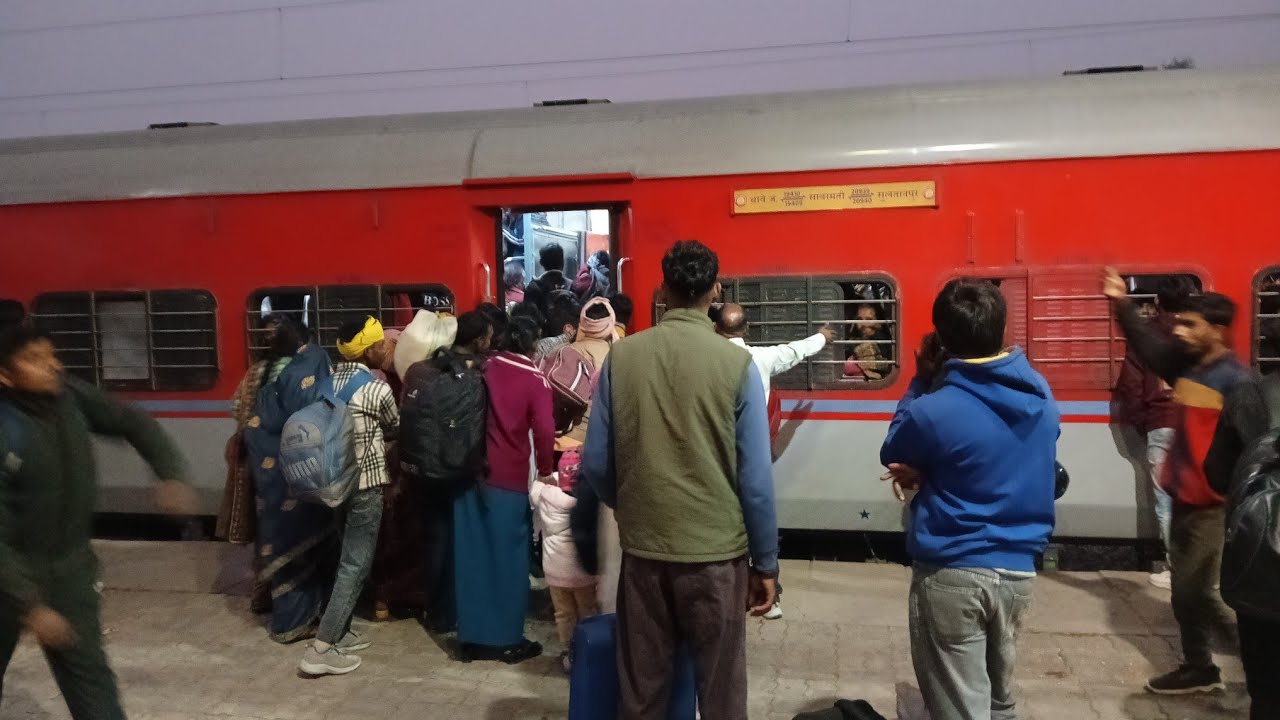 Suhaildev Super Fast Express || 22419 Suhaildev SF Express || Sultanpur to Anand Vihar Tarminal 💫