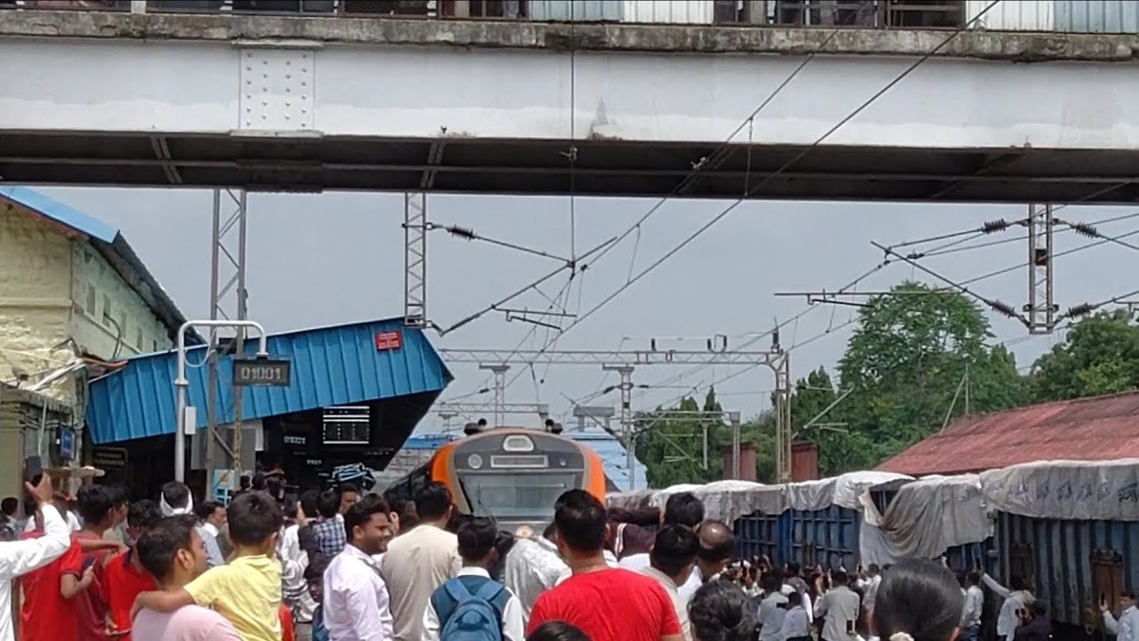 जब बडनेरा स्टेशन पर पहली बार आई वंदे भारत Nagpur Pune Vande Bharat Express struggles to depart! 