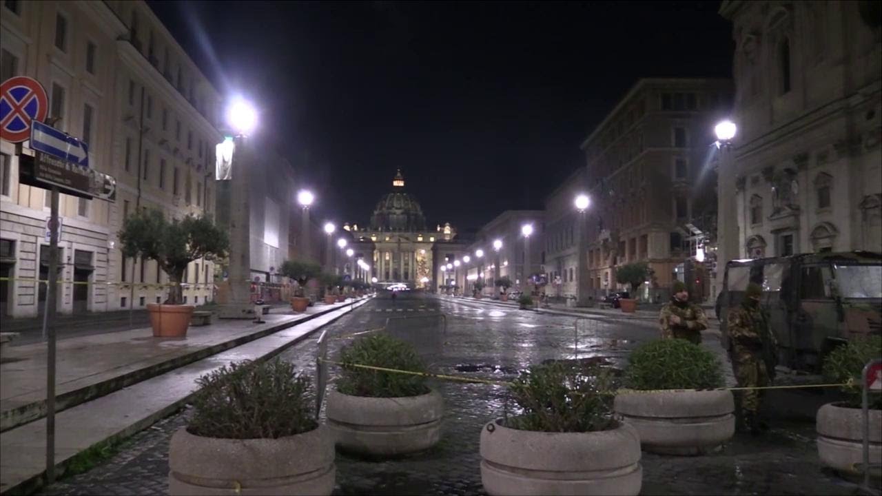 Roma, strade deserte e botti a mezzanotte: così la città ha salutato il 2020