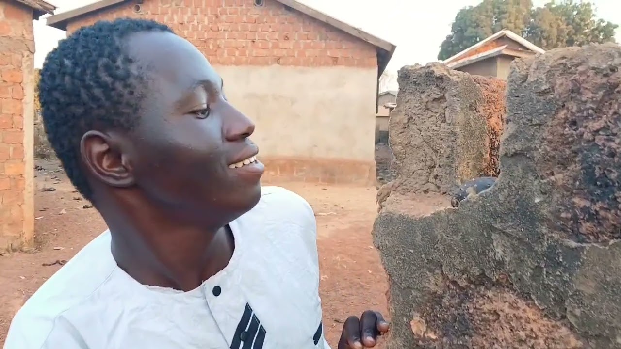 SÉKOU_SANSANDO_-_Se_cache_pour_regarder_la_femme_de_Abou_soda_dans_la_douche