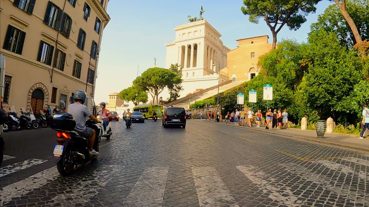 Rome 2023 first driving a car in july. An unforgettable car ride by Piazza Venezia and Via del Corso