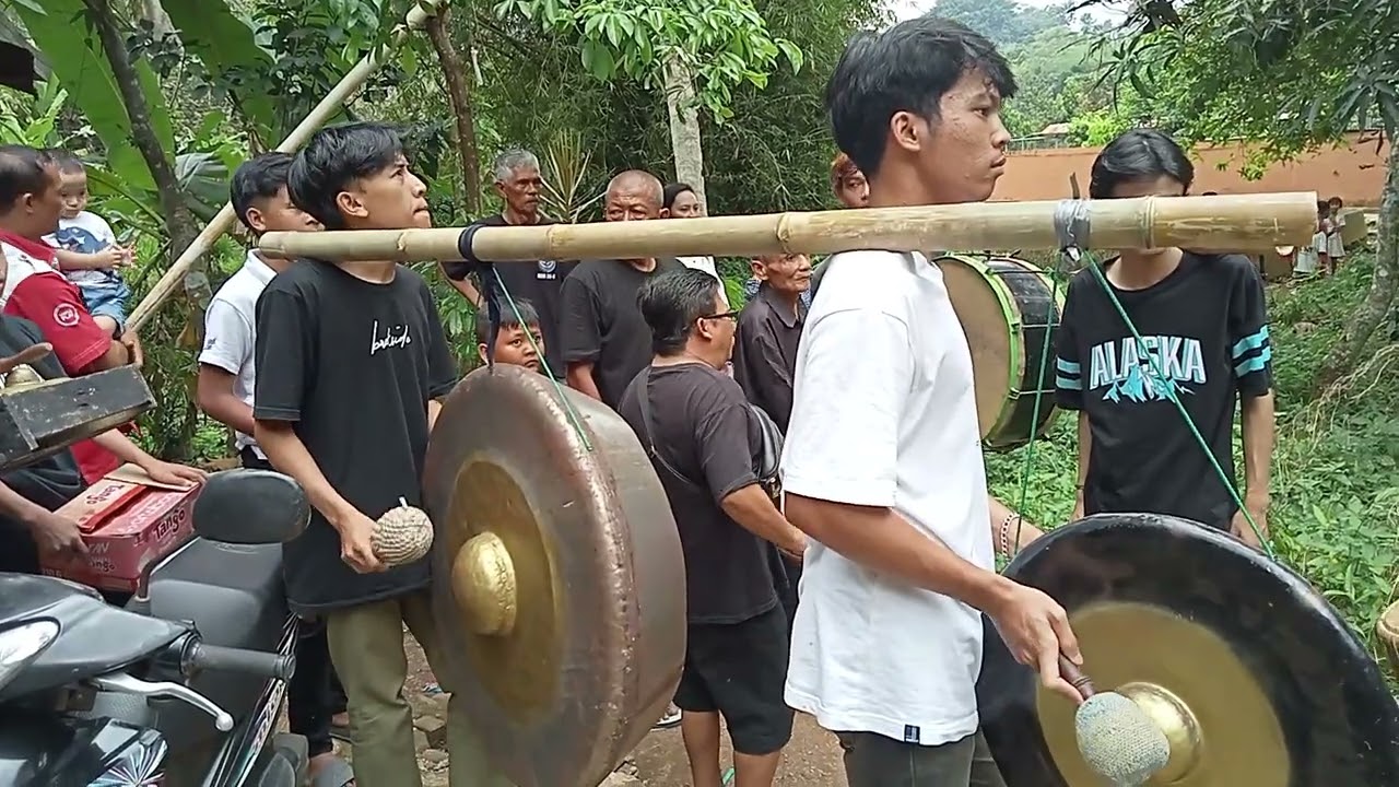 Anak muda jadi Tukang goong