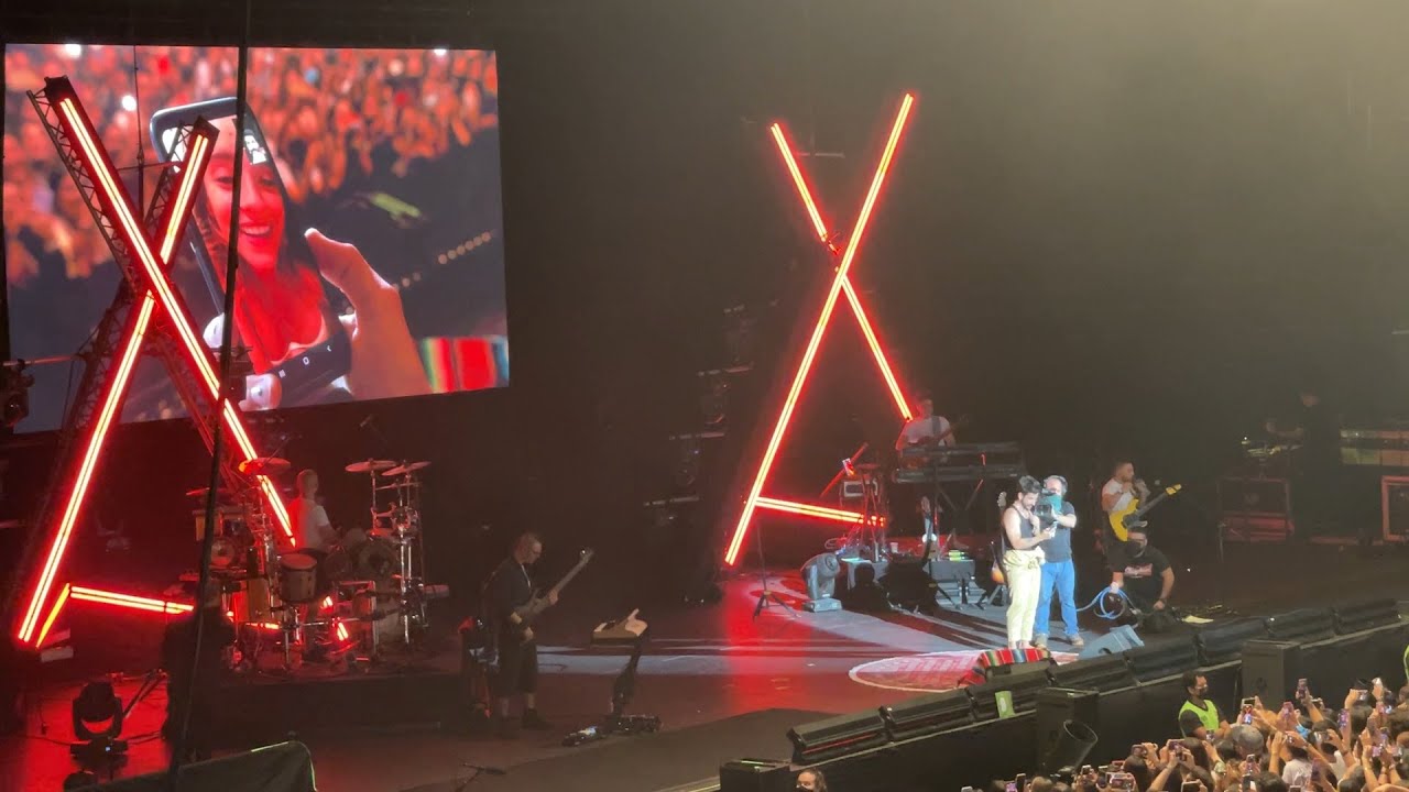 Camilo hace videollamada con Evaluna en Monterrey y canta Índigo