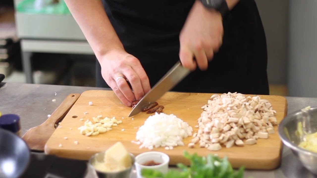 Как приготовить вкусные кабачки Аматричанно от #CookerySchool?