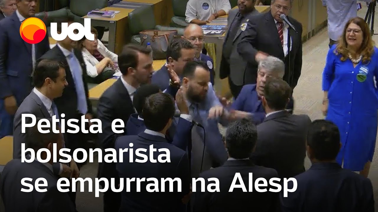 Deputados batem boca e se empurram durante debate sobre a privatização da Sabesp em sessão na Alesp