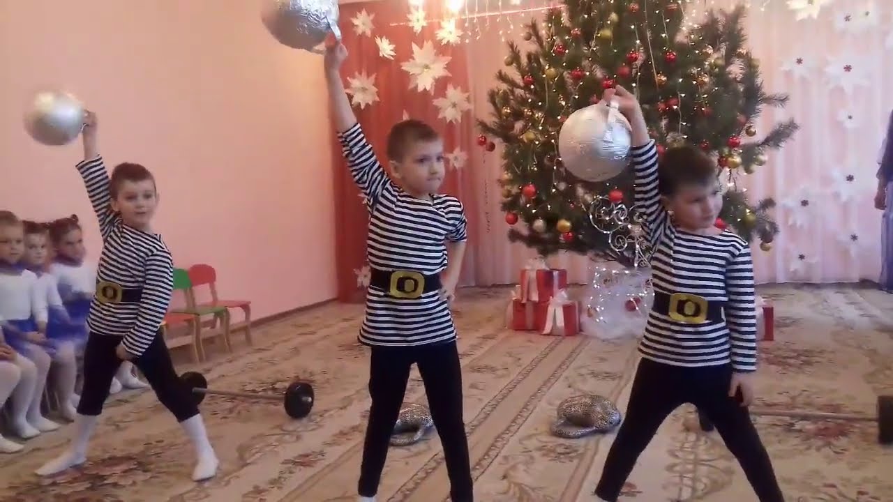 Ми – хлопці молодці! Майбутні силачі! Виступ циркових артистів на новорічному святі у дитячому садку