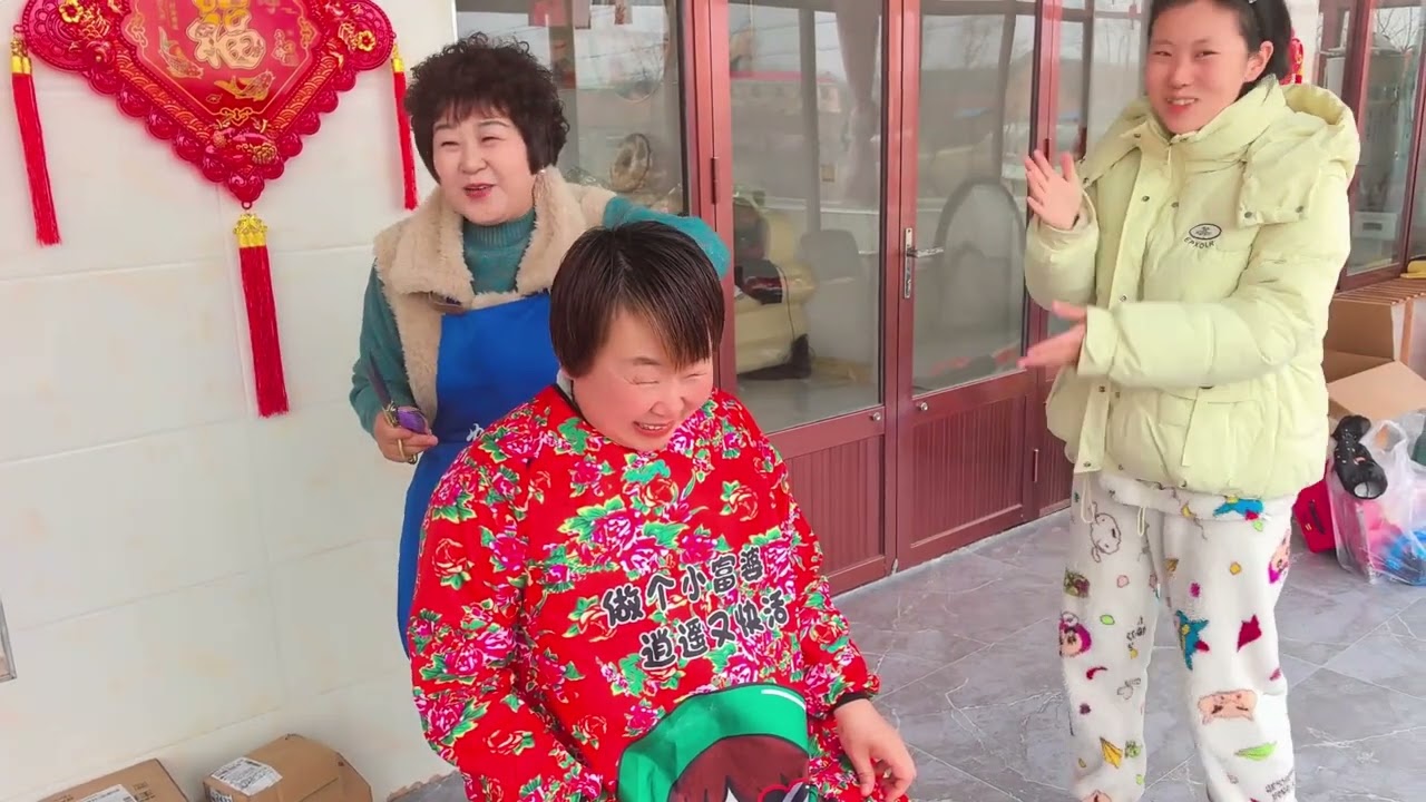 大院亲戚来帮干活，酸菜铜火锅招待，舅妈给婆婆剪头丈人说话招笑