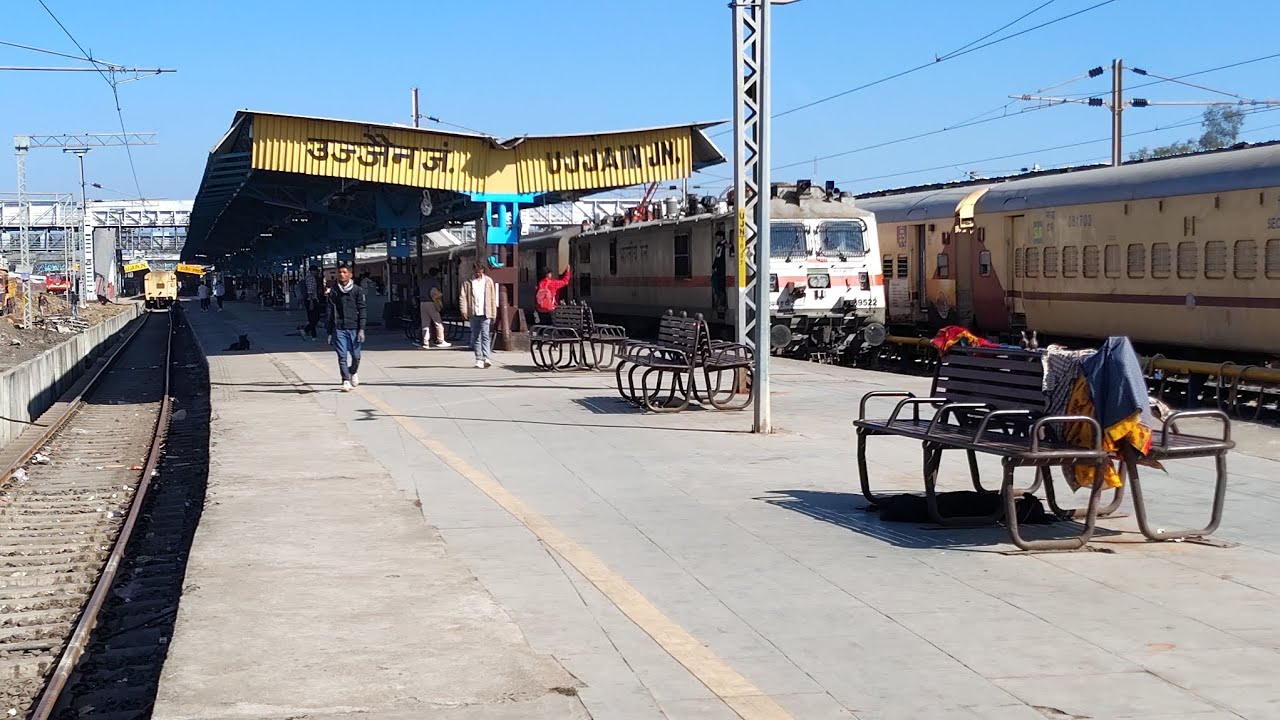 19054 Muzaffarpur to Surat Train departed at Ujjain Junction on platform no 5 