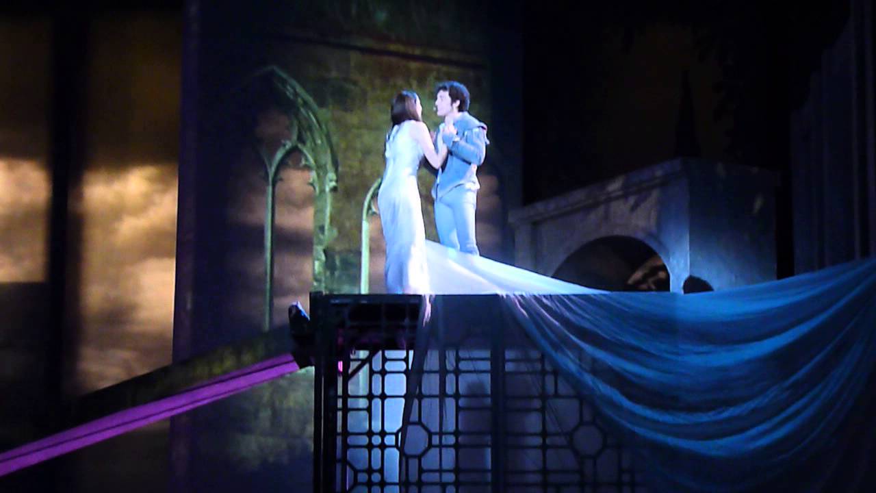 Romeo e Giulietta, ama e cambia il mondo : IL BALCONE
