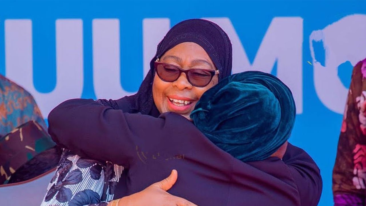 MWALIMU ALIYEMFUNDISHA RAIS SAMIA AMKIMBILIA NA KUMKUMBATIA MBELE YA MKUTANO