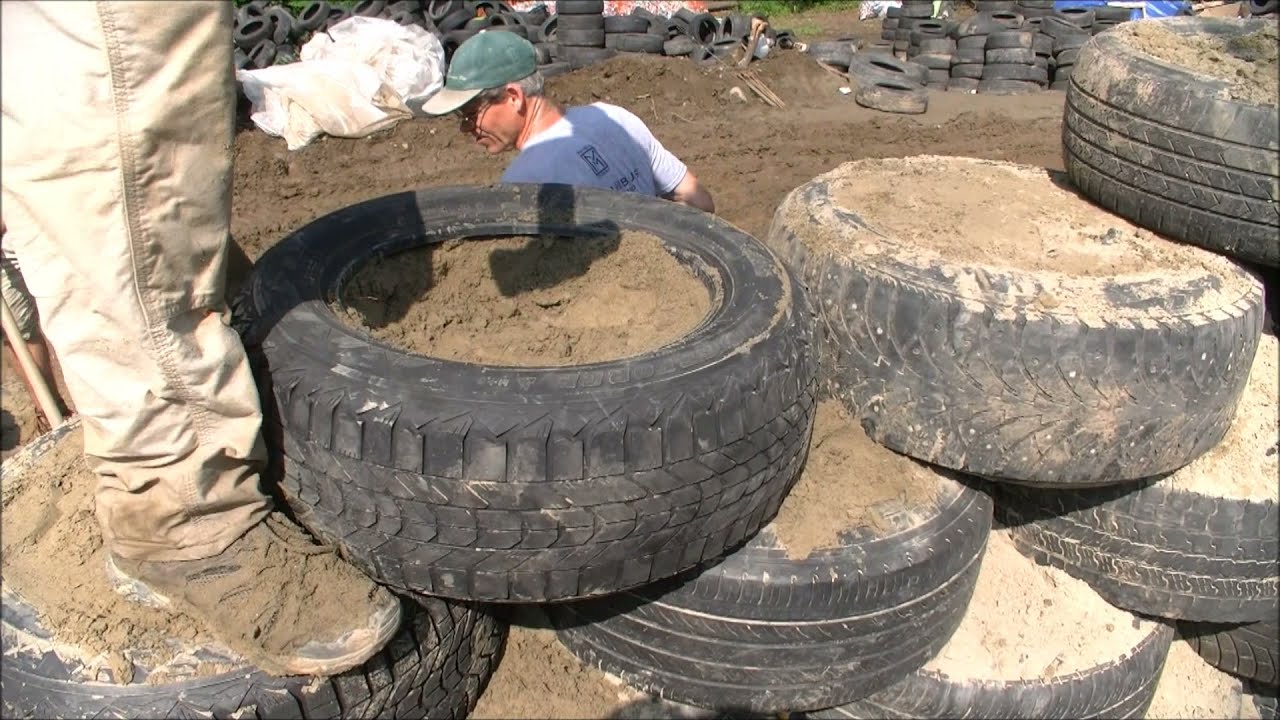 Construction d'Earthship - Comment remplir les pneus comme un pro!
