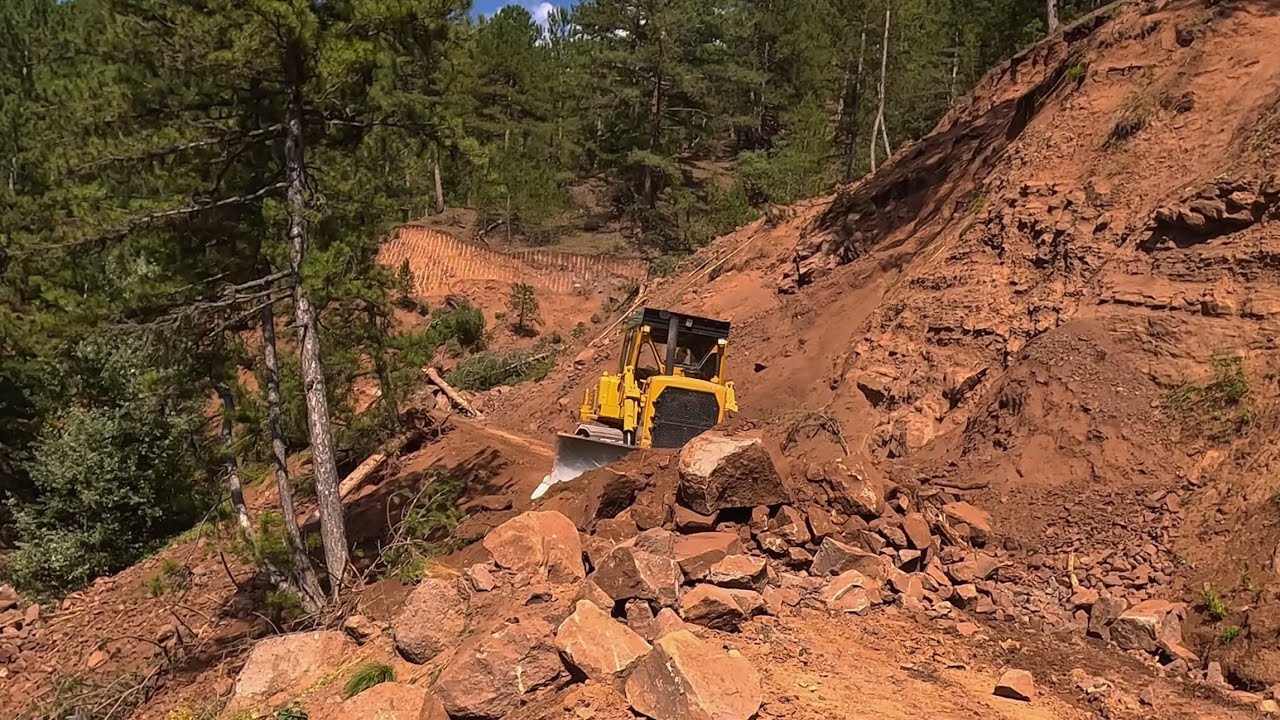 Как легендарный бульдозер Caterpillar D7g выполняет выравнивание дорог? #бульдозер #гусеница