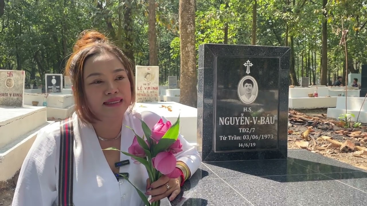 CON GÁI XÂY MỘ CHO  BA TẠI NGHĨA TRANG NHÂN DÂN BÌNH AN !