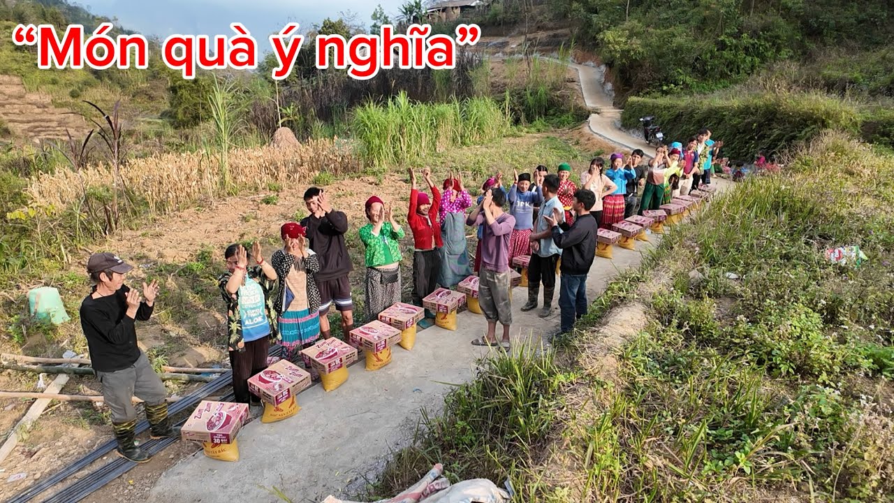 Bà con bản vực sâu tưng bừng nhận món quà lớn từ vợ chồng chị Huyền và Anh Tiệp ở Hà Nội trao tặng.