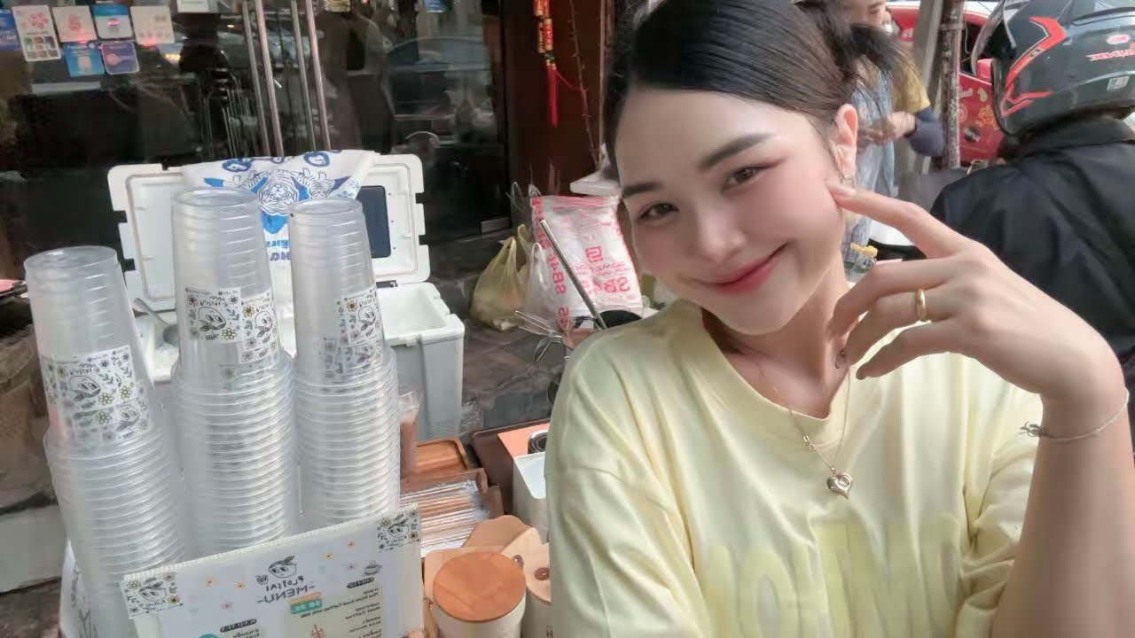 LIVE Street Café - Welcome Family 🤗 Ploysai Coffee Lady in Bangkok Thailand - Thai Street Food