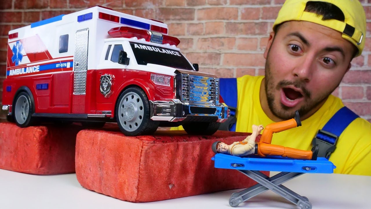 Çocuklar için araba oyunu. Eyvah, kırıldı! Oyuncak ambulans arabası bozuldu.