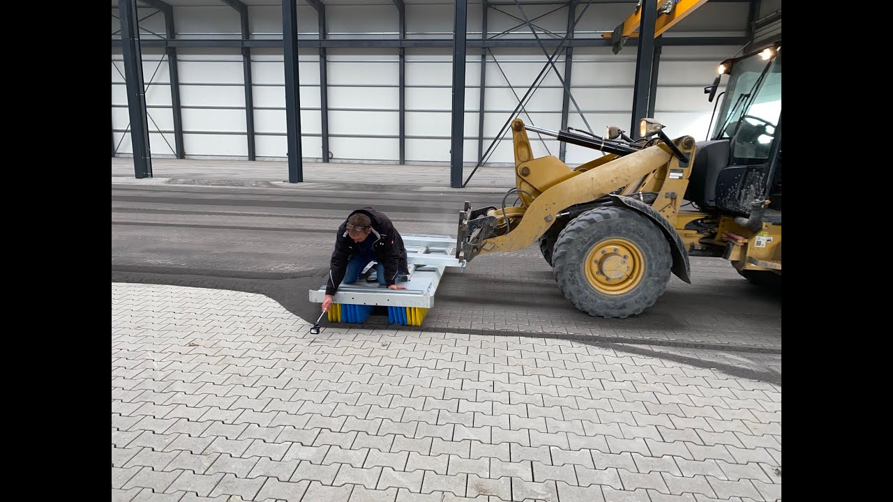 Kehrmaschine fegt Schlamm, Geröll, Müll, Schmutz und Schnee - KehrFix Gerätebesen