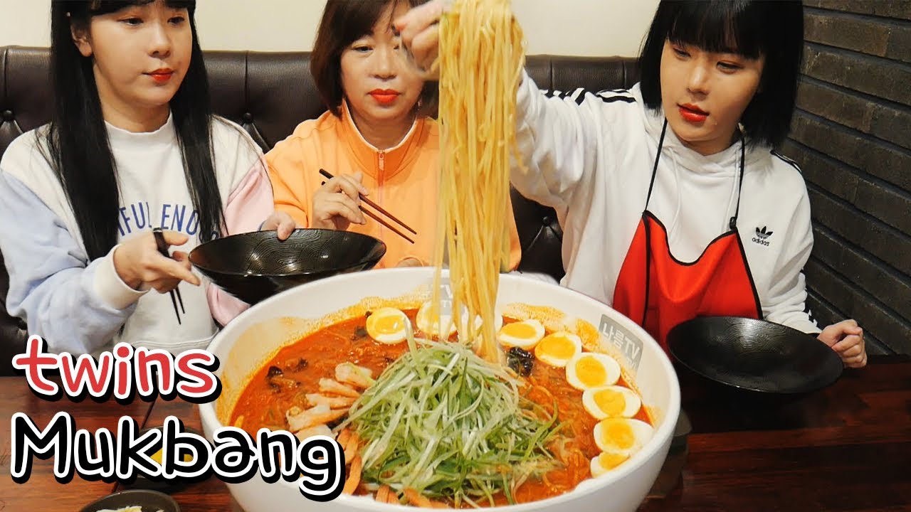 SUB) 1분차이 쌍둥이언니랑 엄마랑 대왕짬뽕 만들어서 먹방! TWINS GIANT CHANPON MUKBANG 나름이 먹방