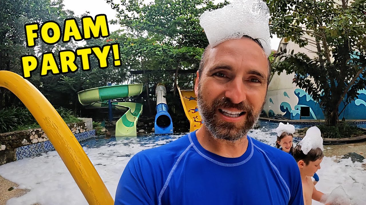 $3 Water Park (Bugis Adventure) in Makassar, Indonesia 🇮🇩 | Seluncuran Kolam Renang