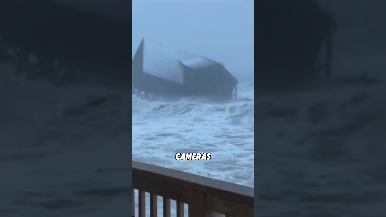 Дома смыло прямо с береговой линии.