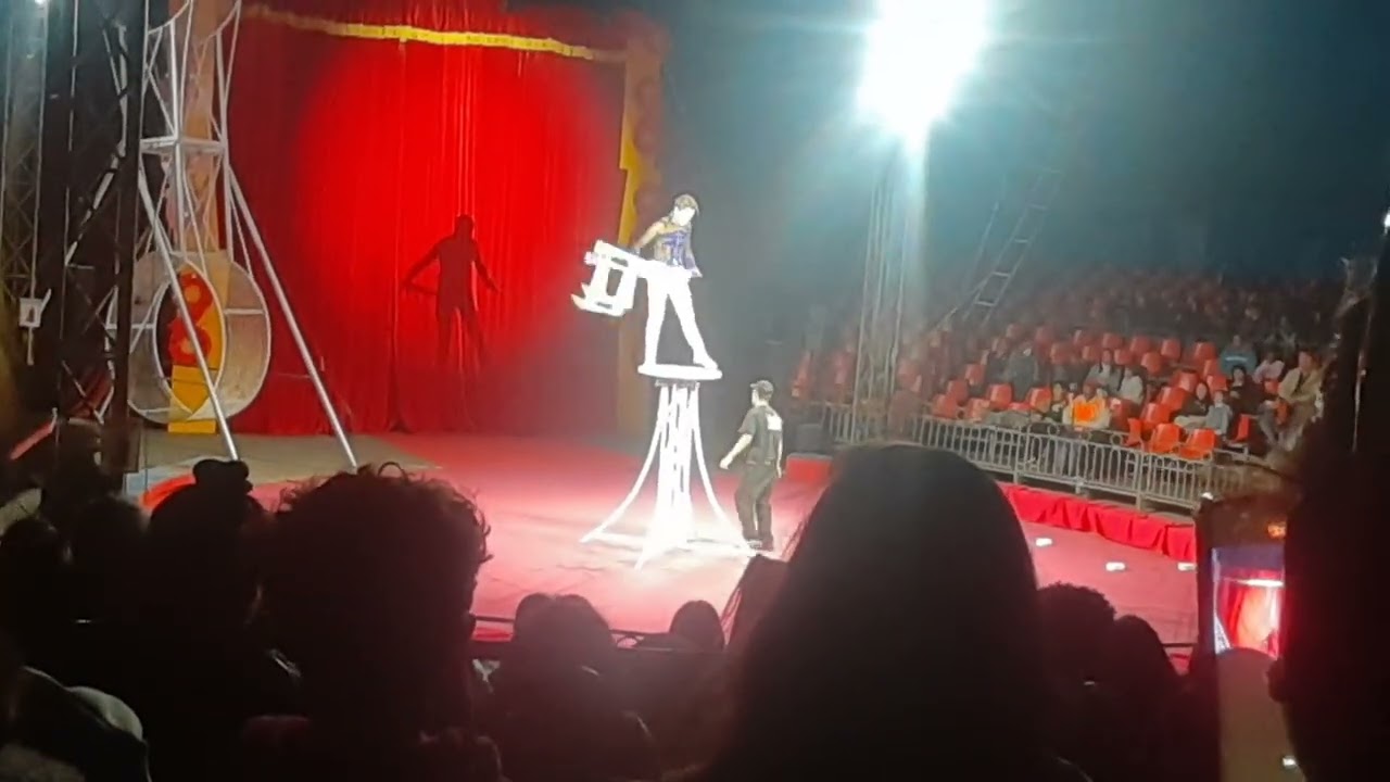 Equilibrista #circo Hermanos Suárez #circus #turist #equilibrio #malabarismo #upo #alturas
