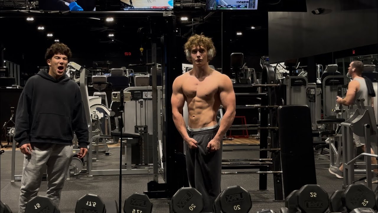 Back day as a 17 y/o bodybuilder (4 weeks out) 