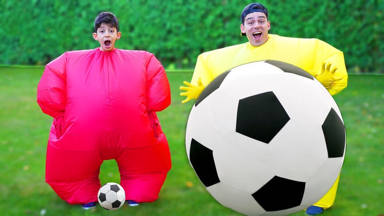 Jason e Alex giocano a calcio con palloni diversi | Jason Vlogs Italia